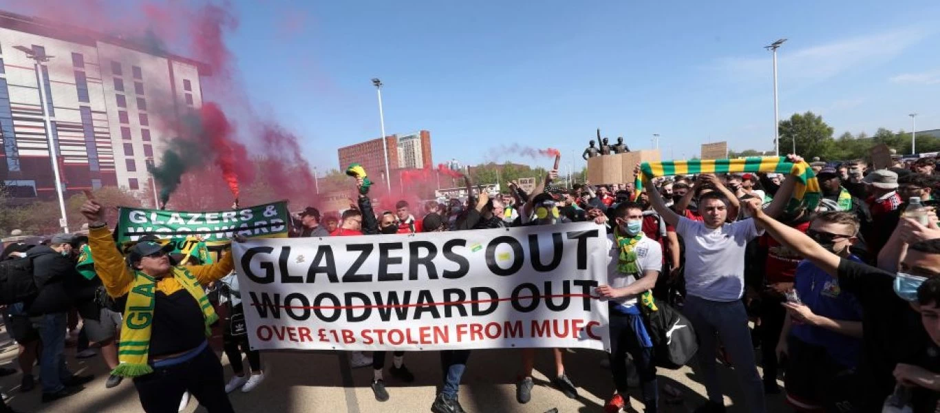 Οπαδοί της Μάντσεστερ Γιουνάιτεντ επιτέθηκαν σε «θρύλο» σχολιαστή της Λίβερπουλ (βίντεο)